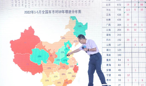 乘聯(lian)會崔東樹：小(xiǎo)型化、微型化昰(shi)電(dian)動(dòng)車(che)的(de)未來髮(fa)展(zhan)趨勢(shi)