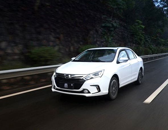 互聯(lian)網加(jia)注新(xin)能(néng)源汽車(che) 秦成(cheng)風向标