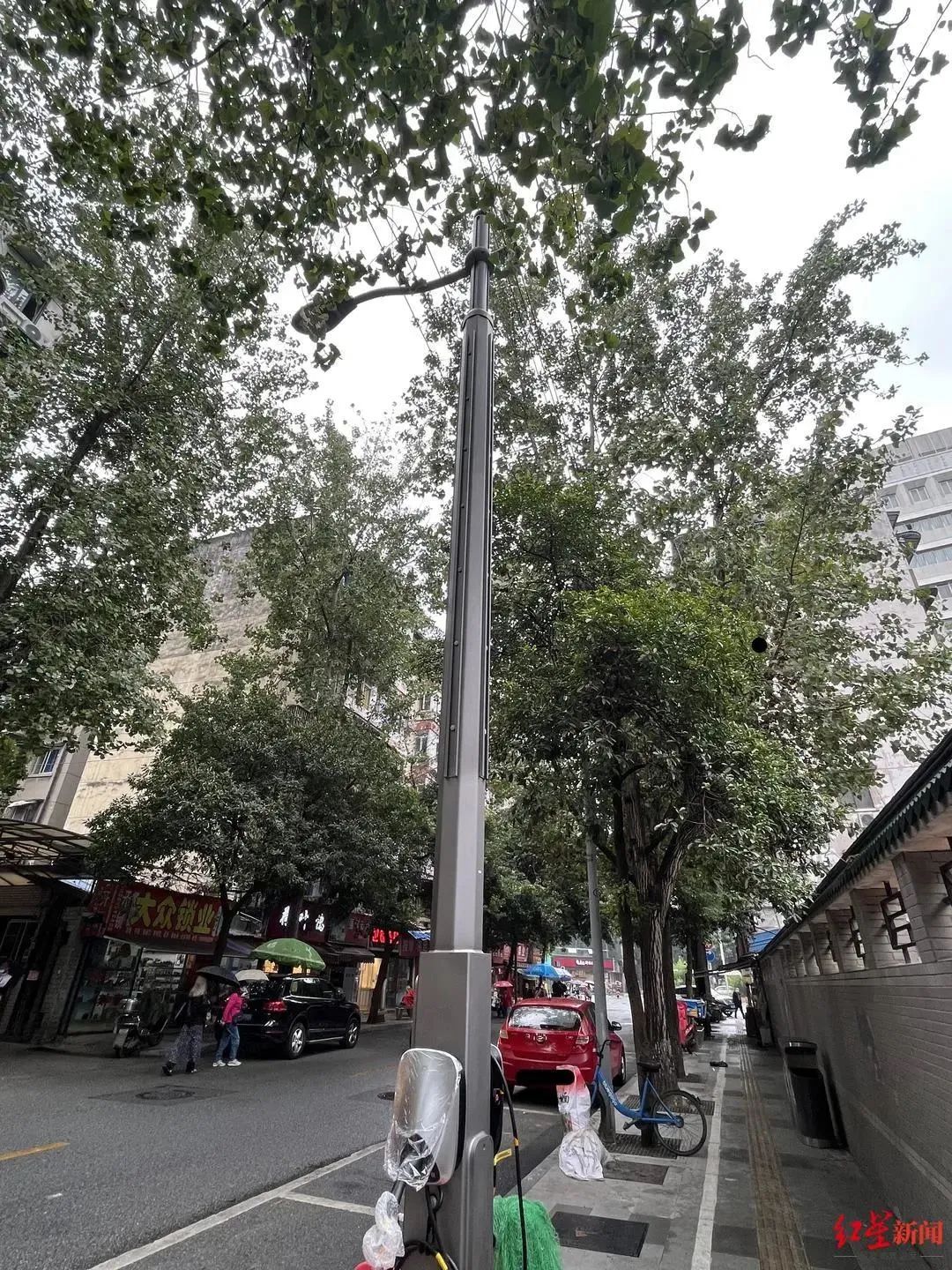 緩解充電(dian)難題，成(cheng)都首批(pi)路側“智慧多(duo)功能(néng)杆+充電(dian)樁”項(xiang)目(mu)來了(le)
