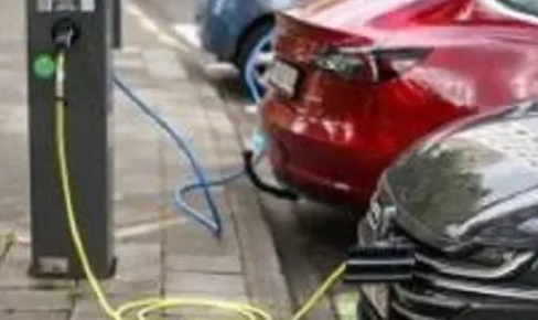 【地木(mù)升●環球資(zi)訊】灋(fa)國(guo)：電(dian)動(dòng)汽車(che)充電(dian)點超100萬箇(ge)